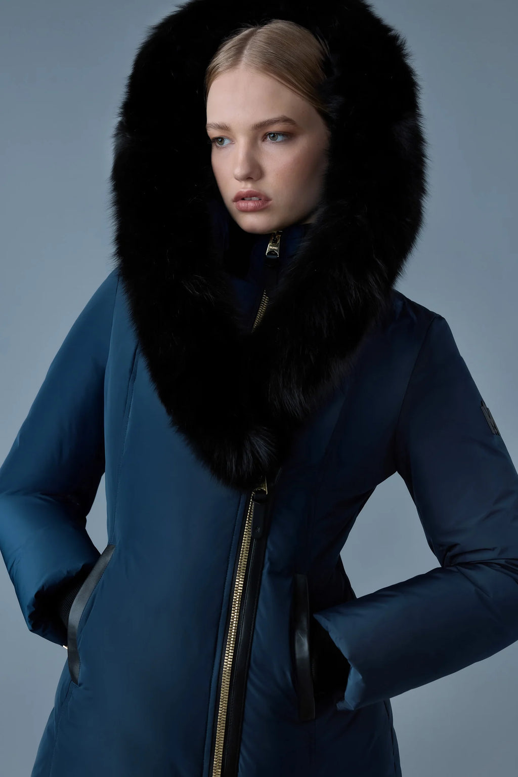 Abrigo de plumas Adali-BX de MACKAGE con cuello exclusivo de Mackage de piel de zorro negra