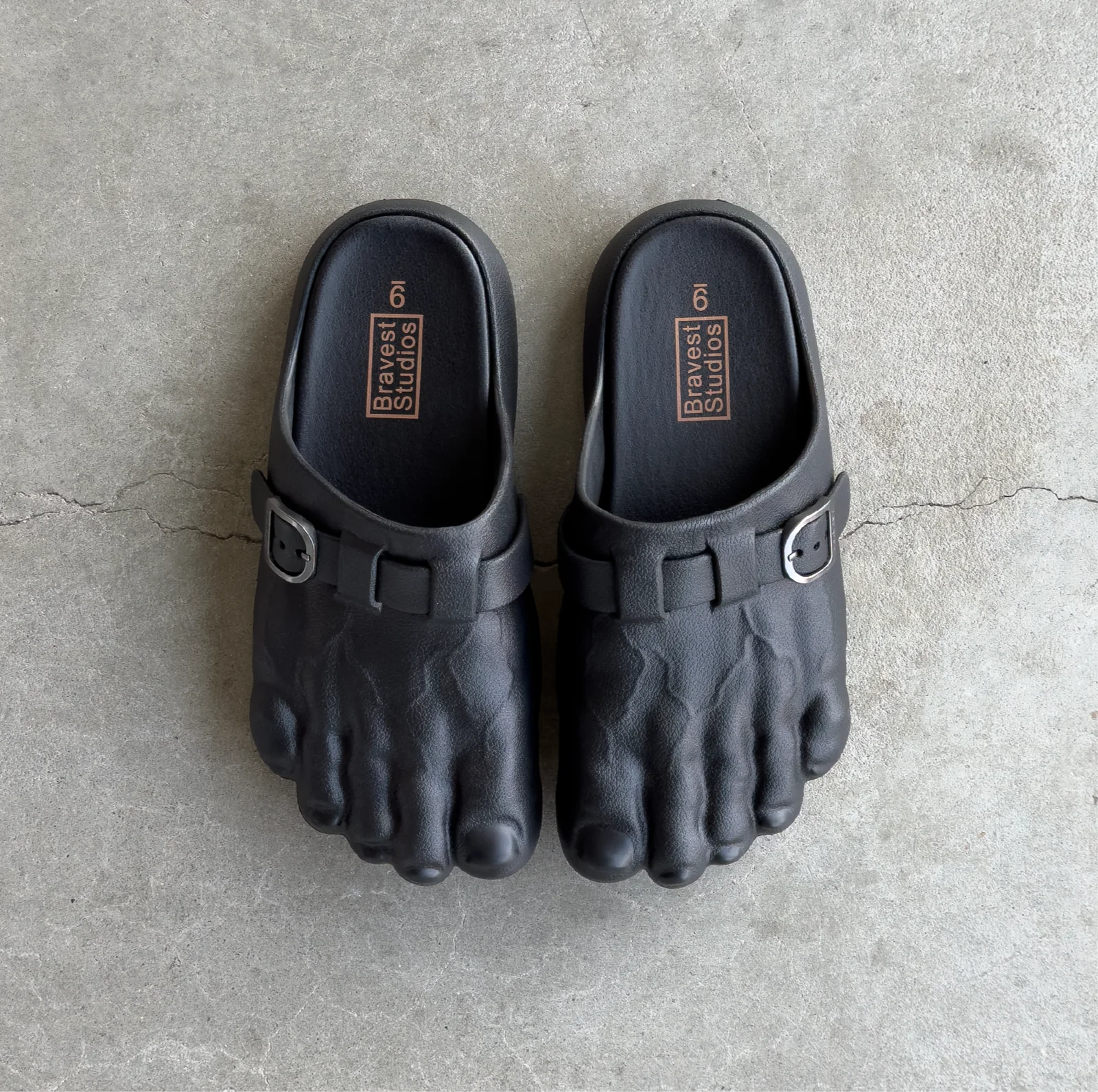 BRAVEST STUDIOS-Men's Slippers and Sandals Imagen principal del producto